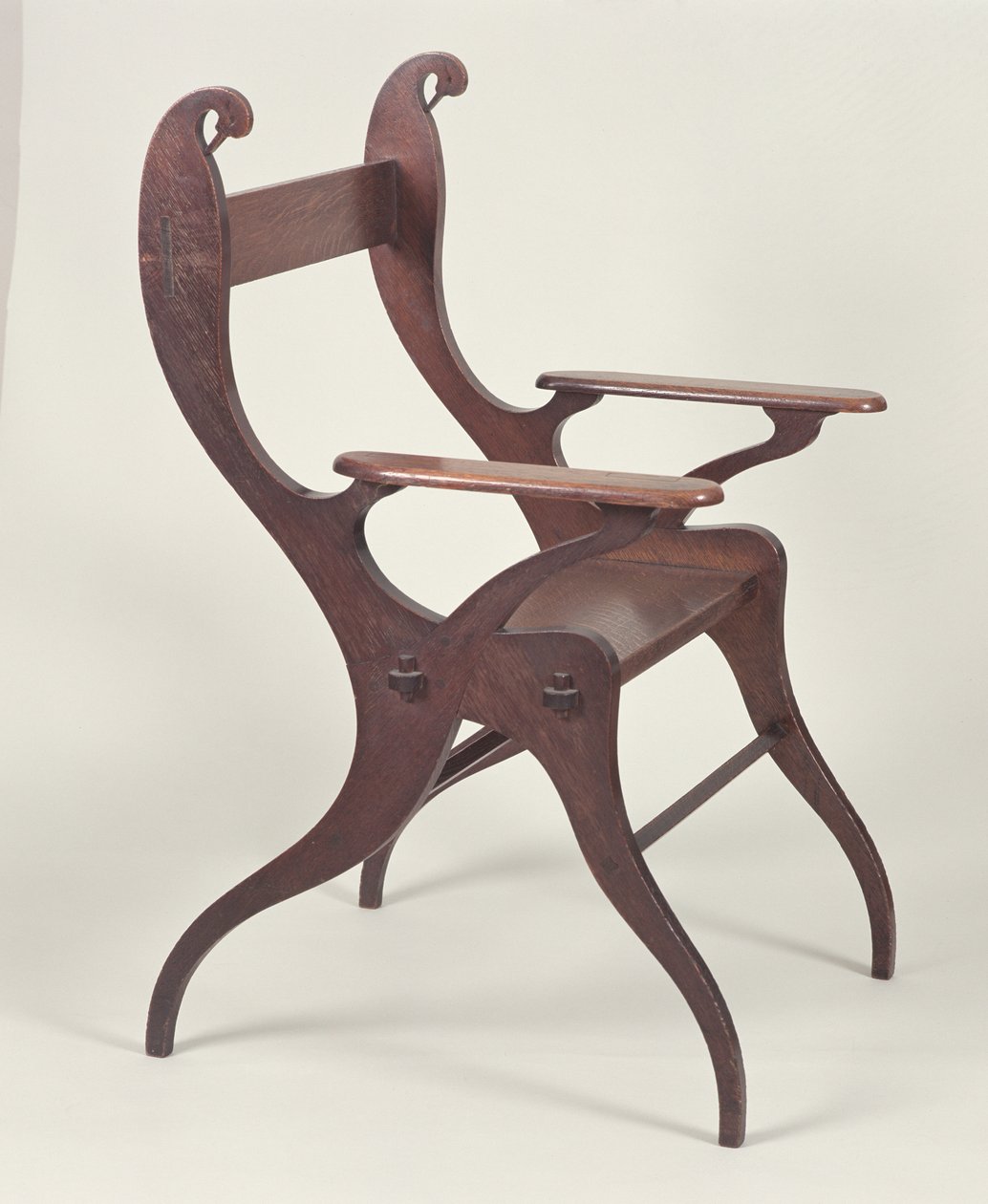 Fauteuil ou chaise cygne conçu par C.F.A. Voysey en 1883-5, fabriqué c.1898 - Charles Francis Annesley Voysey