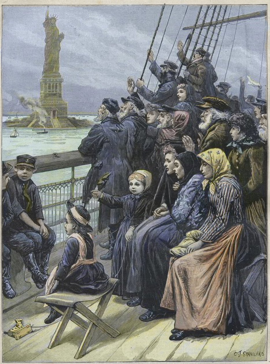 Immigrants juifs arrivant à New York, USA en 1892 - Réfugiés juifs de Russie passant devant la statue colossale dans le port de New York - gravure de Charles Joseph Staniland - « Arrivée des émigrants juifs à New York en 1892, illustration de Charles Josep - Charles J. Staniland