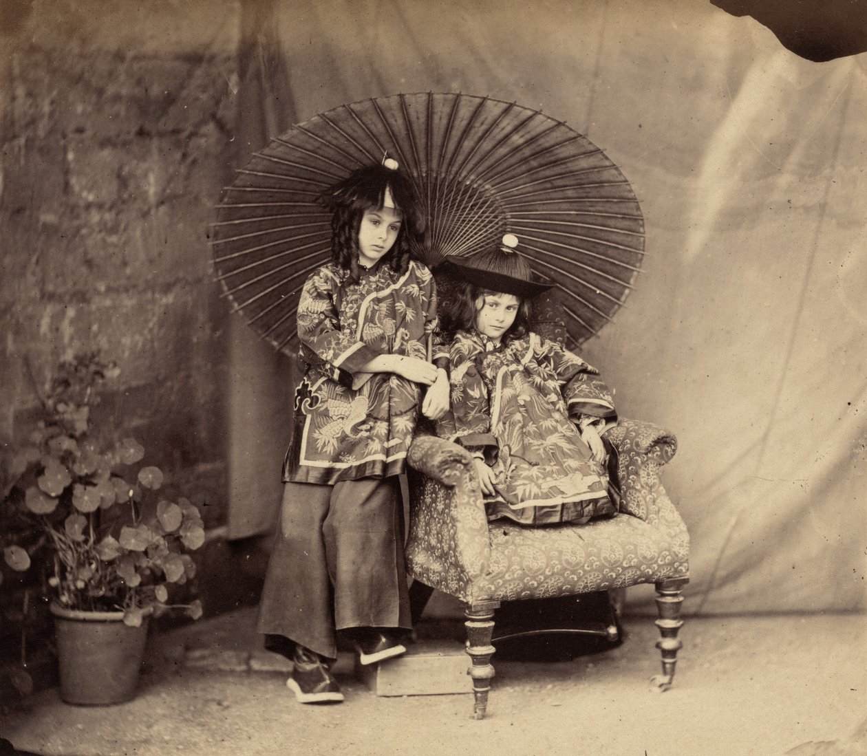 Lorina et Alice Liddell en tenue chinoise - Charles Lutwidge Dodgson