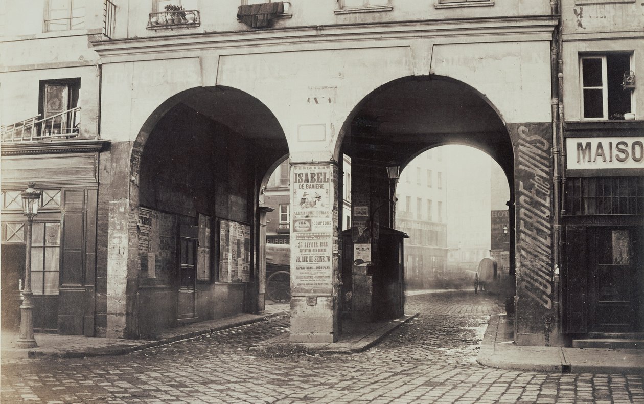 Les Deux-Portes. Vue prise de la rue des Innocents vers la rue de la Ferronnerie. - Charles Marville