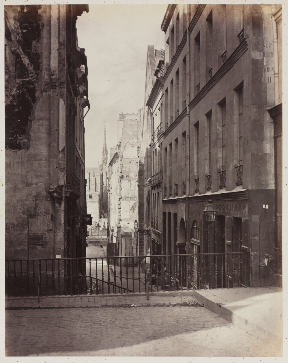 Rue Jean-de-Beauvais. Vue prise de la rue des Écoles vers le boulevard Saint-Germain, en travaux - Charles Marville