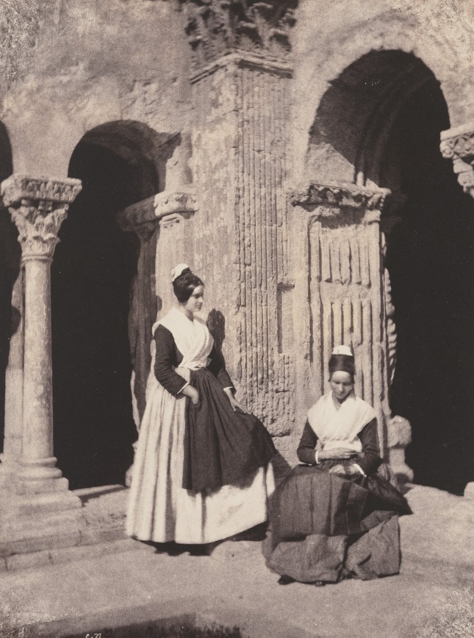 Arlesiennes dans le Cloître de Saint-Trophime (Women from Arles in the Cloisters of Saint Trophime) - Charles Nègre