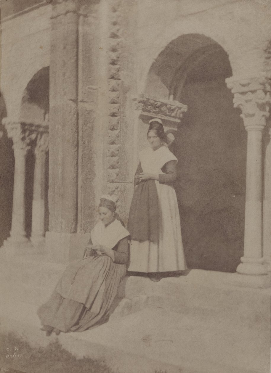 Arlésiennes dans le cloître de Saint-Trophime «Arles» - Charles Nègre