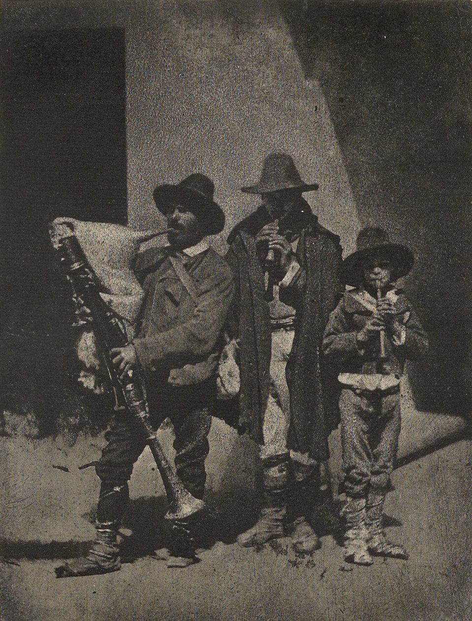 [Groupe de trois musiciens de rue italiens devant le 21, quai Bourbon, Paris] - Charles Nègre