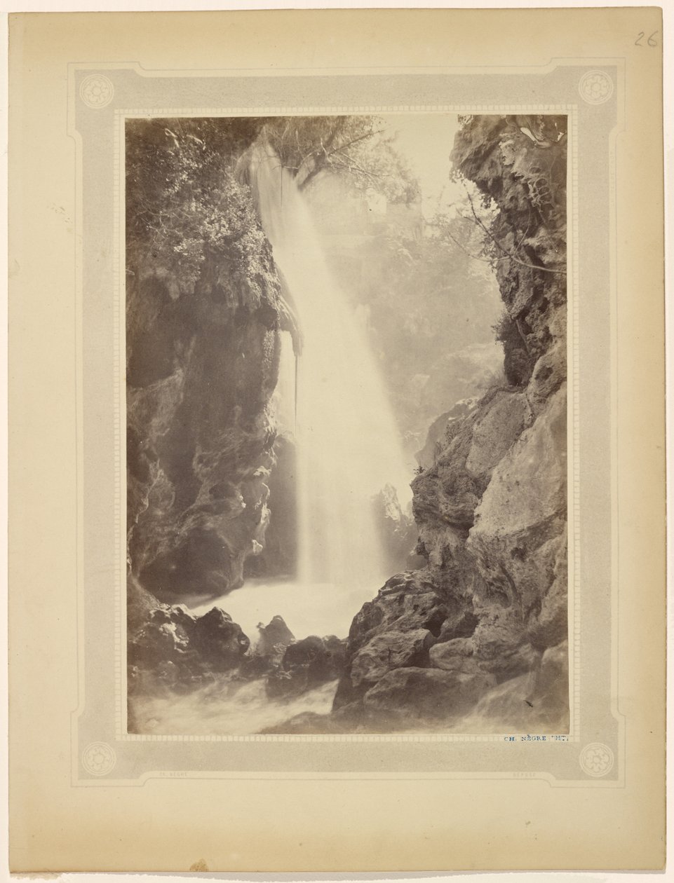 Cascade et rochers, Sud de la France - Charles Nègre