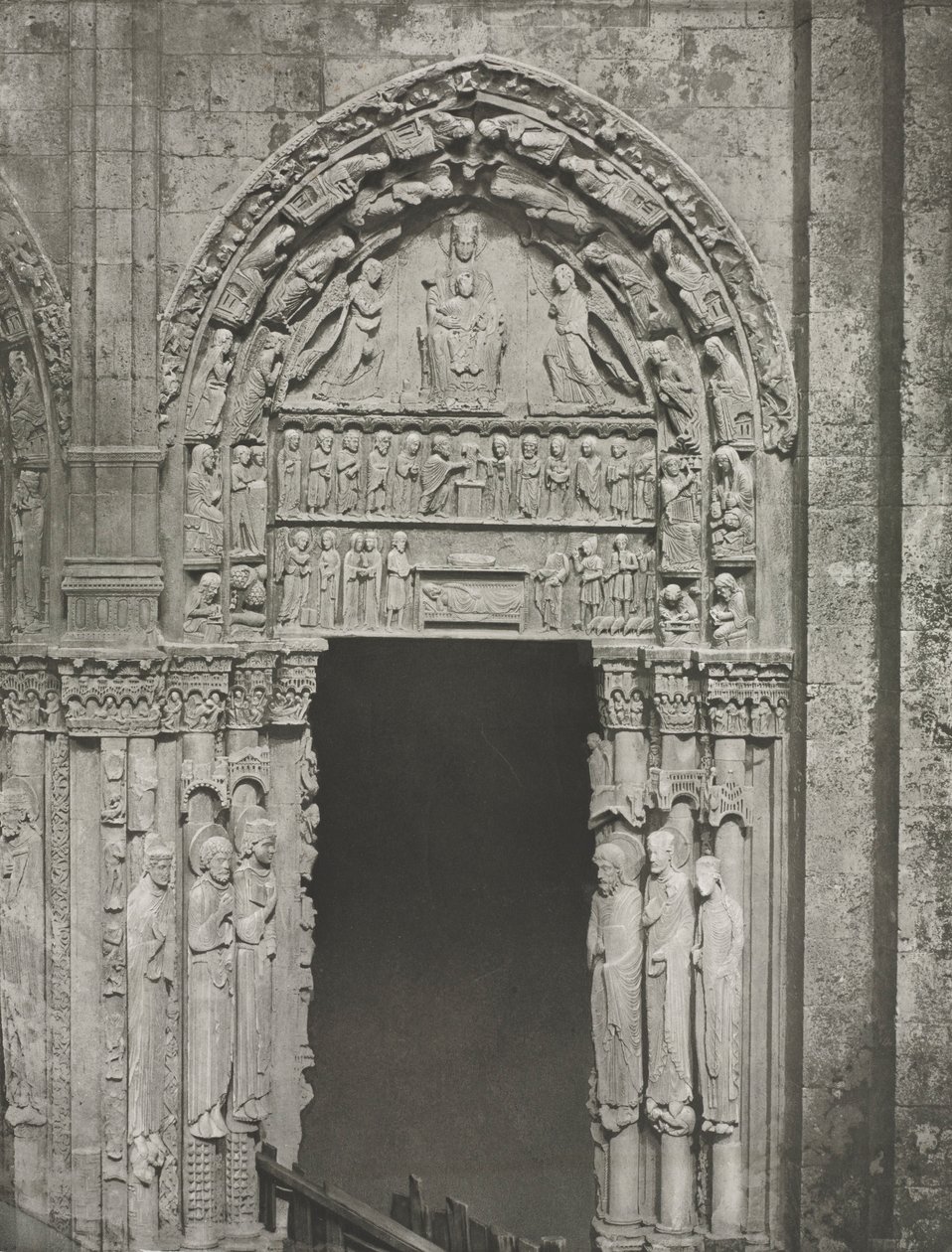Cathédrale de Chartres : Porte droite du portail royal avec Notre-Dame de Chartres, 1857 - Charles Nègre