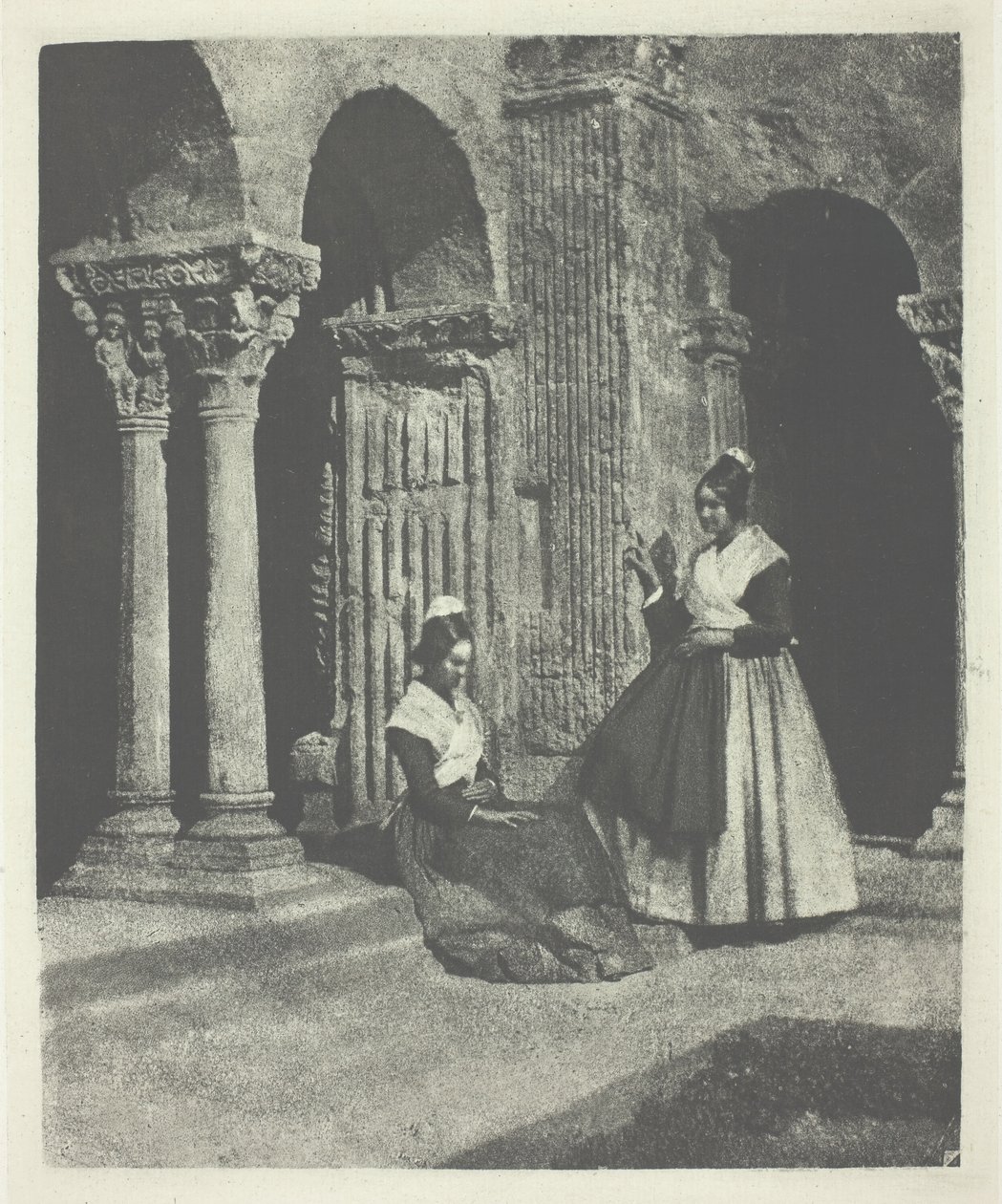 Deux arlésiennes dans le cloître de Saint-Trophime d