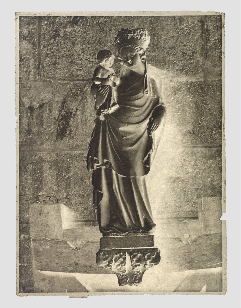 Sculpture de Marie avec enfant à Notre-Dame, Paris - Charles Nègre