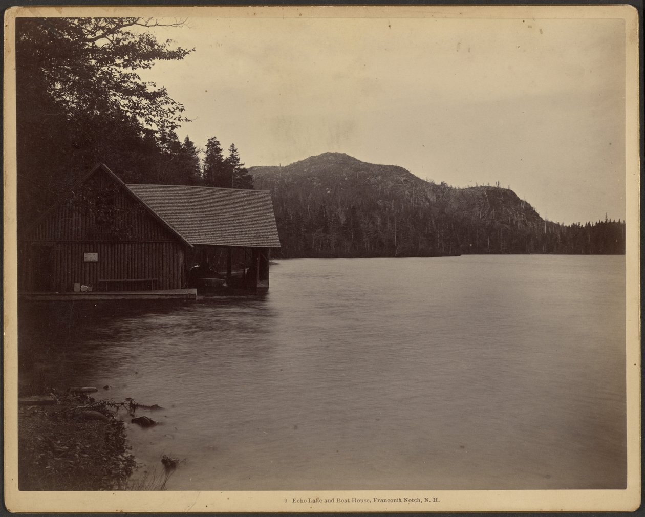 Lac Echo et hangar à bateaux, Franconia Notch, New Hampshire - Charles P. Hibbard