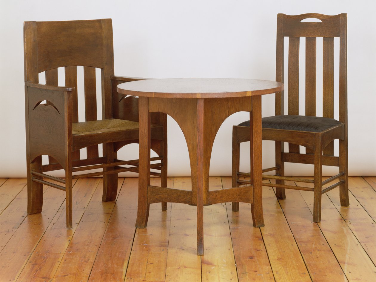 Un fauteuil, fabriqué pour la salle à manger, et une chaise de salle à manger, 1897, de Miss Cranstons Argyle Street Tea Rooms, Glasgow, et une table occasionnelle fabriquée pour la salle de billard à Miss Cranstons Buchanan Street - Charles Rennie Mackintosh