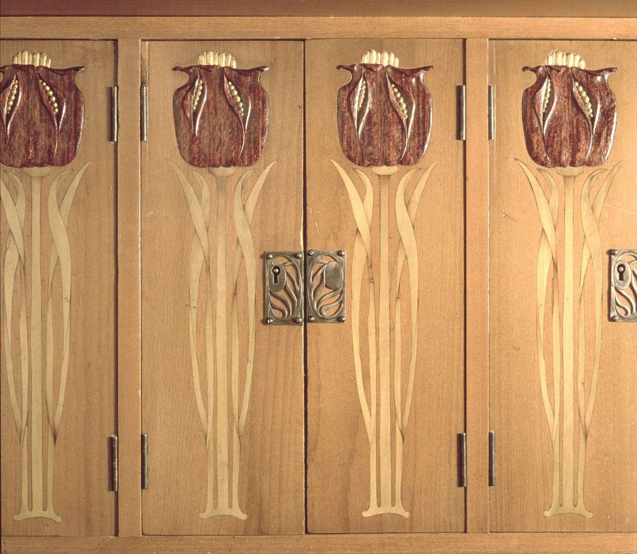 Détail de marqueterie sculptée sur un cabinet, fabriqué par la Guild of Handicraft, vers 1898-99 - Charles Robert Ashbee