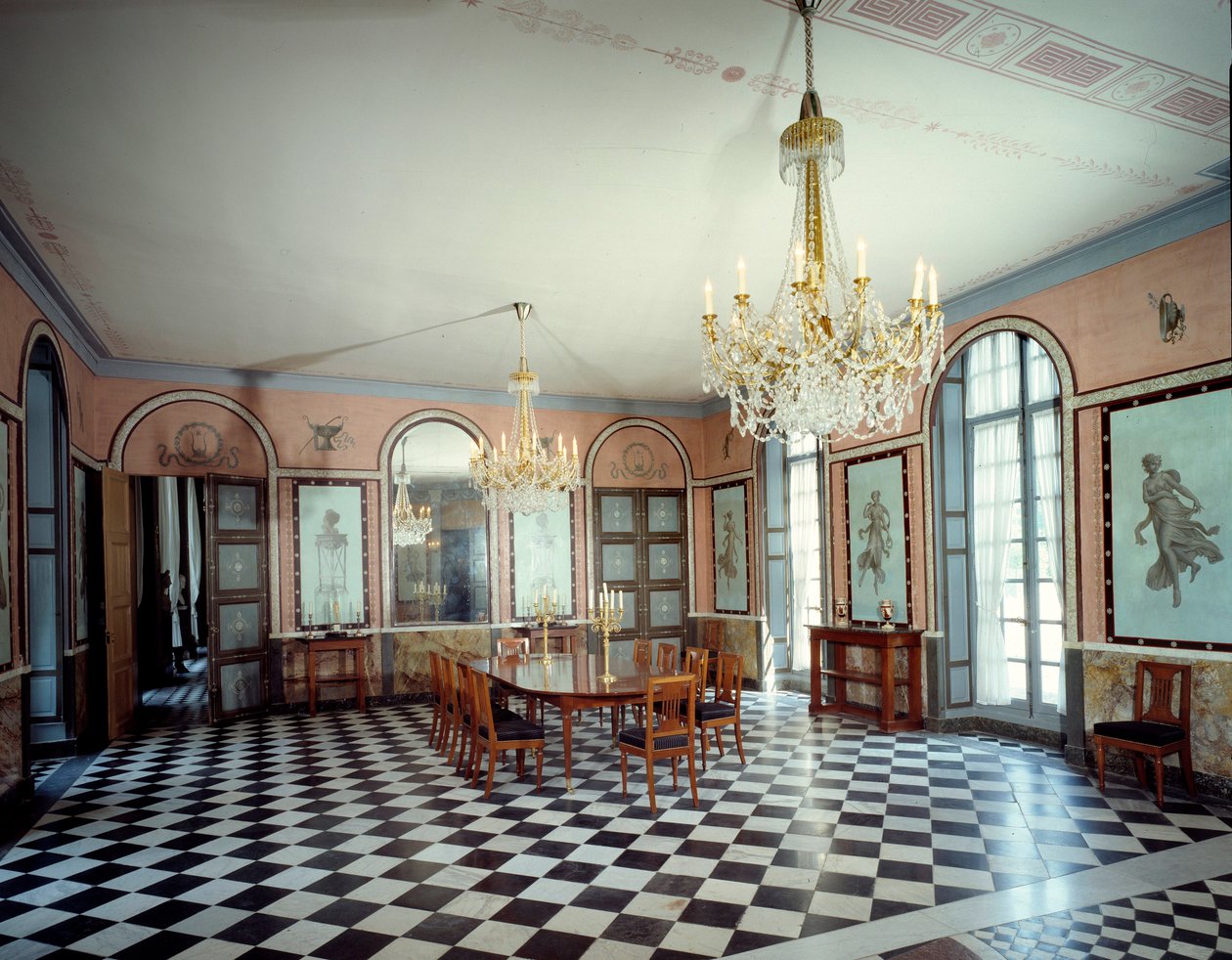 Vue de la salle à manger du château de Malmaison, résidence de l