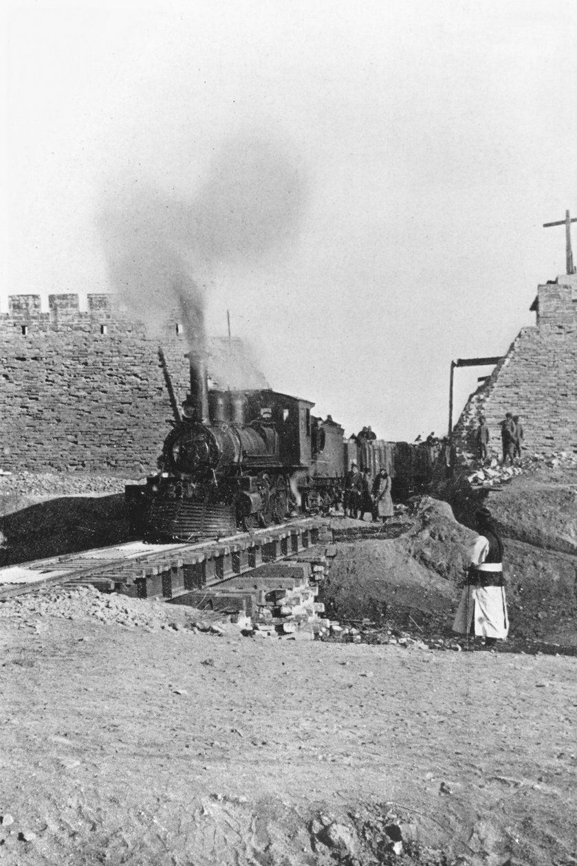 Premier train passant à travers le mur de Pékin, Chine, vers 1900 - Chinese Photographer