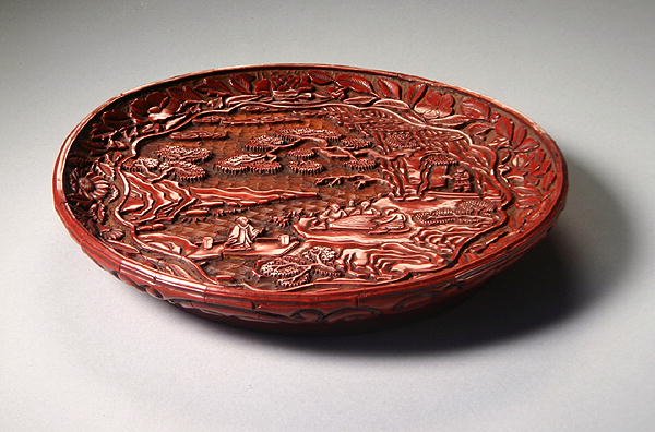 Plat en cinabre sculpté, fin de la dynastie Yuan à début de la dynastie Ming - Chinese School