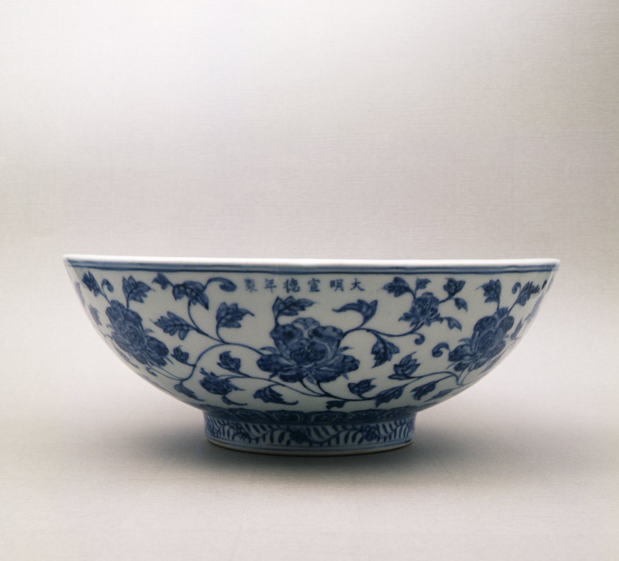 Bol bleu et blanc avec décoration florale portant la marque de règne de Hsuan Te, 1426-35, Dynastie Ming - Chinese School
