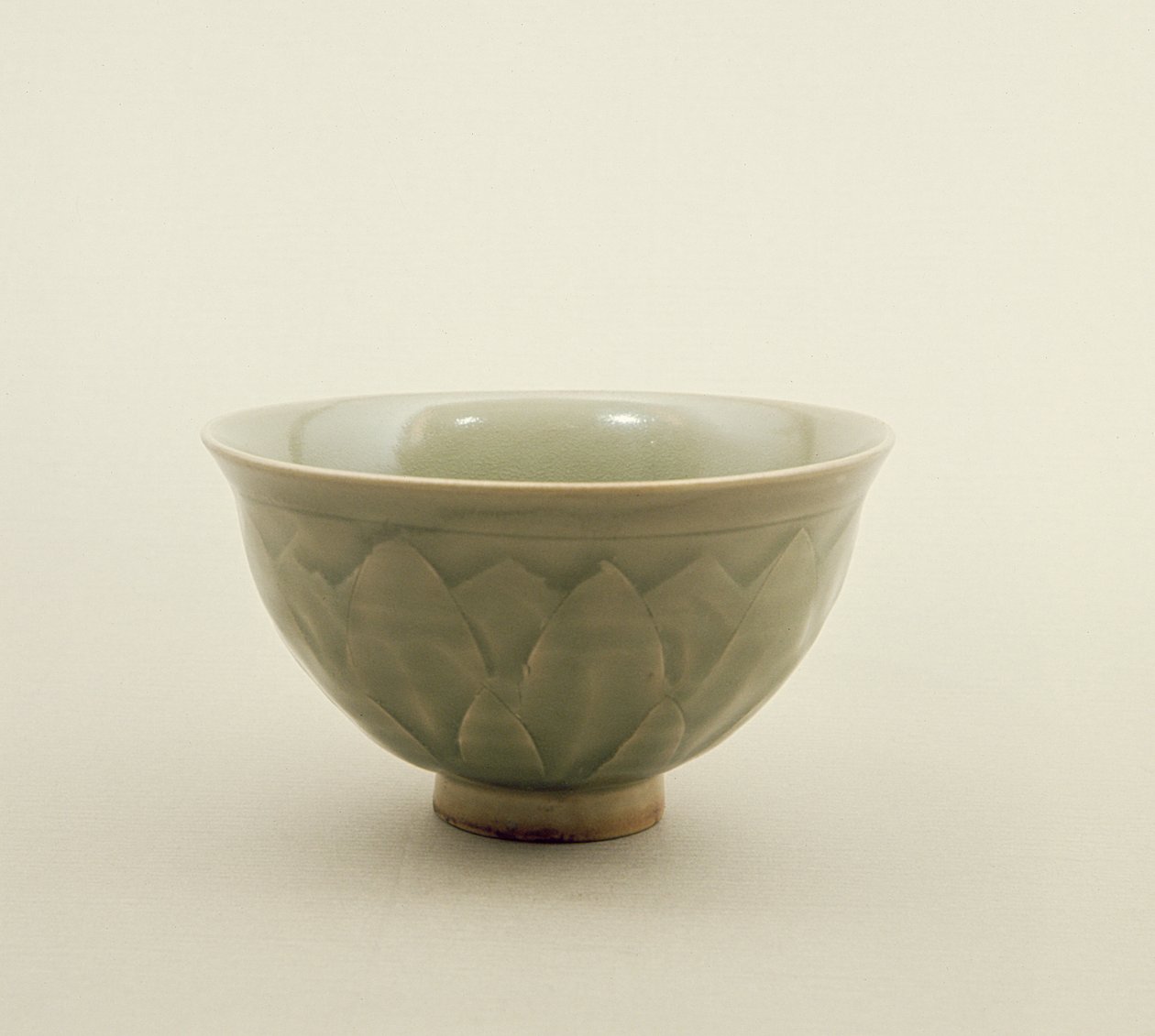Bol céladon du Nord, décoré de motifs de pétales de lotus, Dynastie Sung (960-1280) - Chinese School