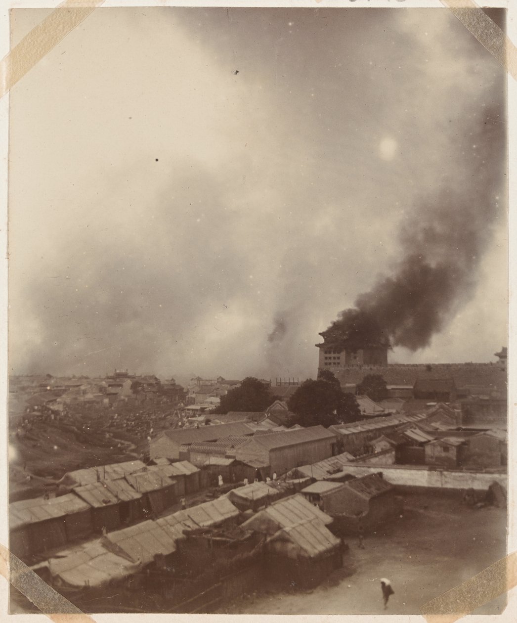 Un grand incendie à la porte principale de Pékin, 1900 - Chinese Photographer