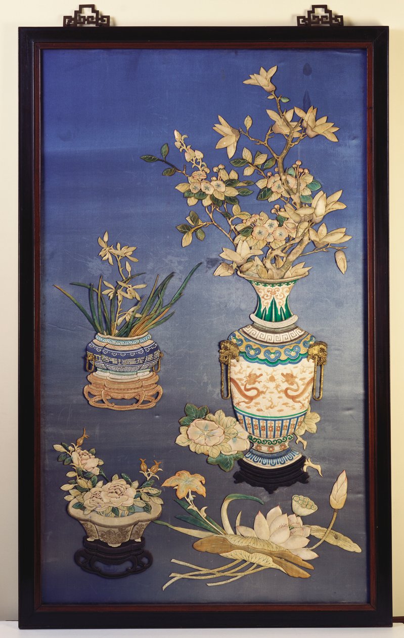 Panneau de soie représentant des vases avec des fleurs de cerisier, magnolia et orchidées et un jardinier avec des roses parmi des brins de lotus, lys et gloires du matin - Chinese School