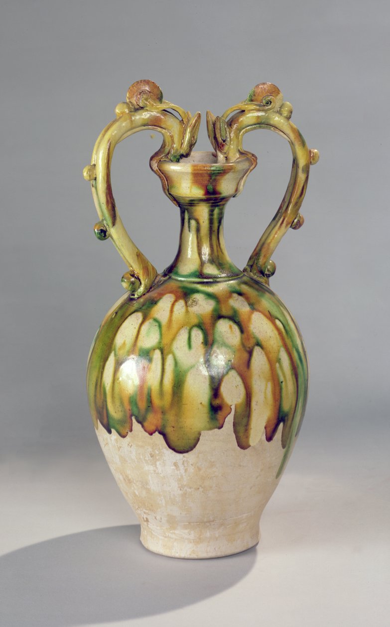 Amphore avec poignées en forme de têtes de dragon avec une glaçure trois couleurs, Dynastie Tang, 618-907 - Chinese School