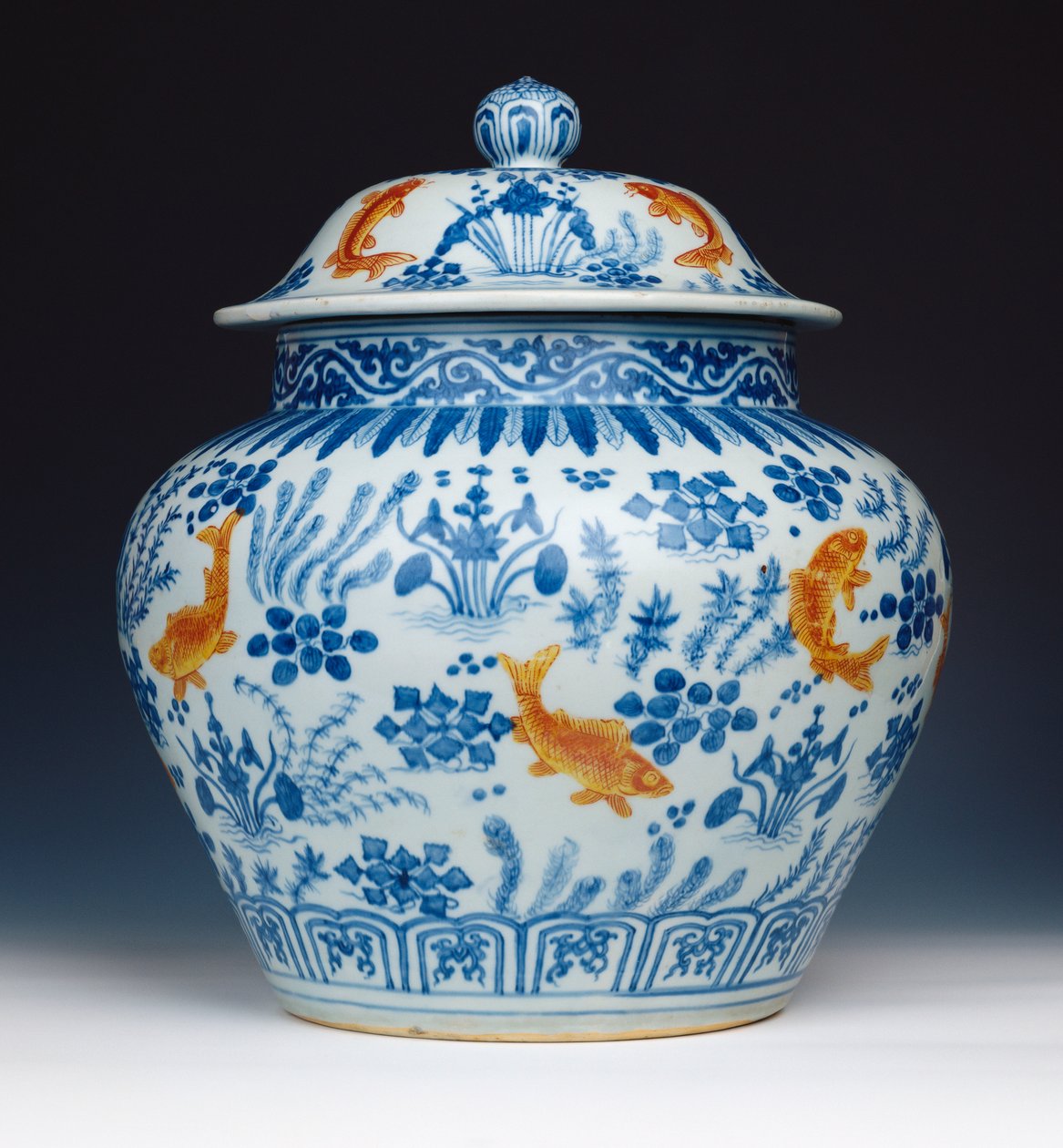 Pot et couvercle en émail bleu et blanc "Poisson", 1522-1566 - Chinese School