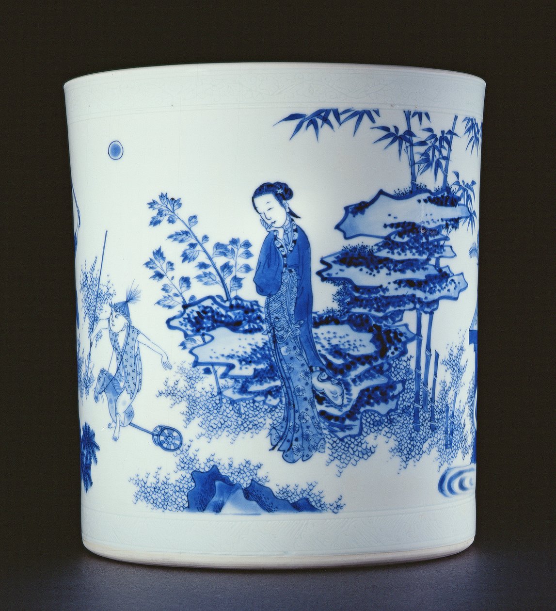 Pot à pinceaux bleu et blanc peint avec une dame et des garçons jouant sur des chevaux de bois dans un jardin, Chongzheng, 1630-44 (porcelaine) - Chinese School