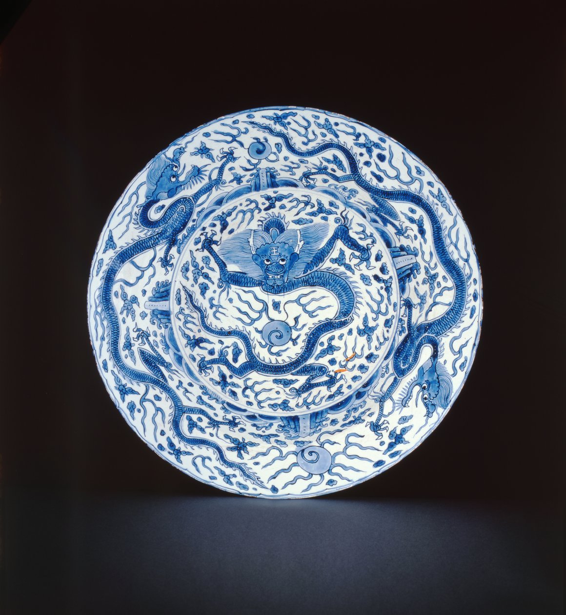 Plat bleu et blanc peint avec des dragons, Wanli ou Chongzheng, 1600-35 (porcelaine) - Chinese School