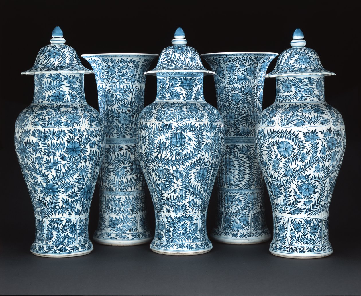 Garniture bleue et blanche, période Kangxi (1662-1722) - Chinese School