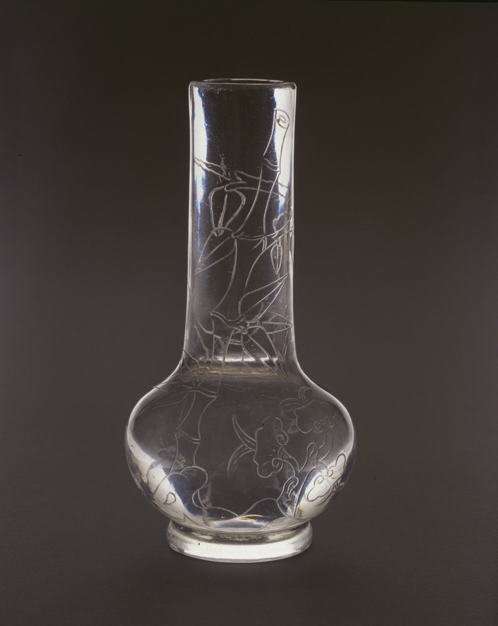 Bouteille gravée avec bambou, plantes de champignon lingzhi et rochers, marque et période Qianlong, 1736-95 (verre) - Chinese School