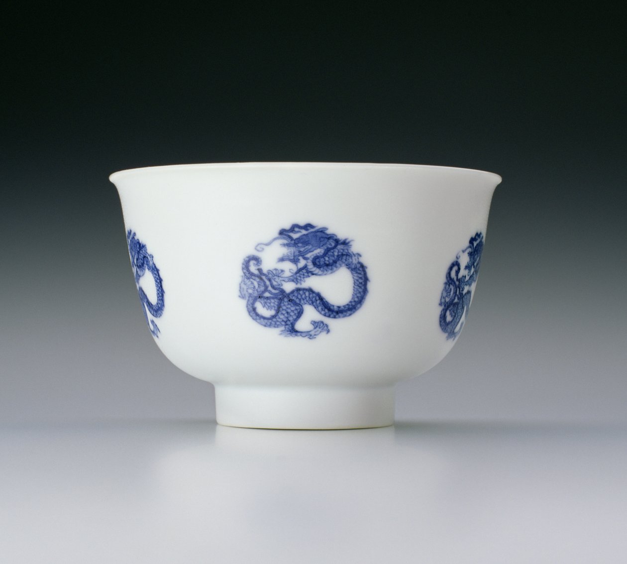 Bol, décoré de médaillons de dragons, marque et période Kangxi 1662-1722 - Chinese School
