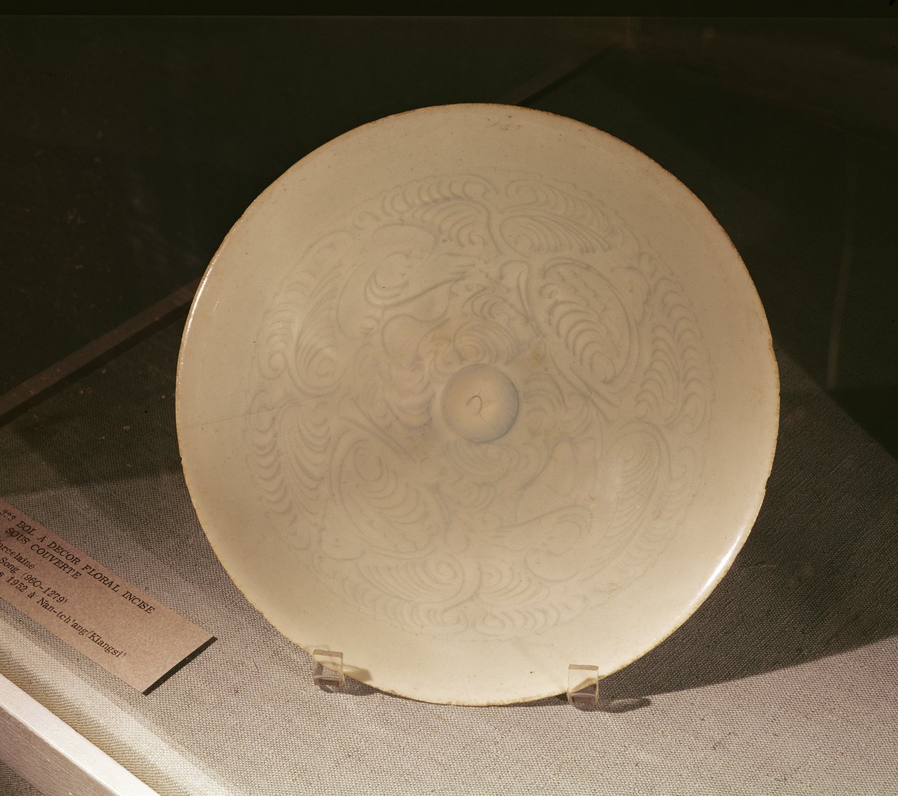 Bol avec décoration florale incisée, de Nanchang, Province de Jiangxi, Dynastie Song, 12e-13e siècle - Chinese School