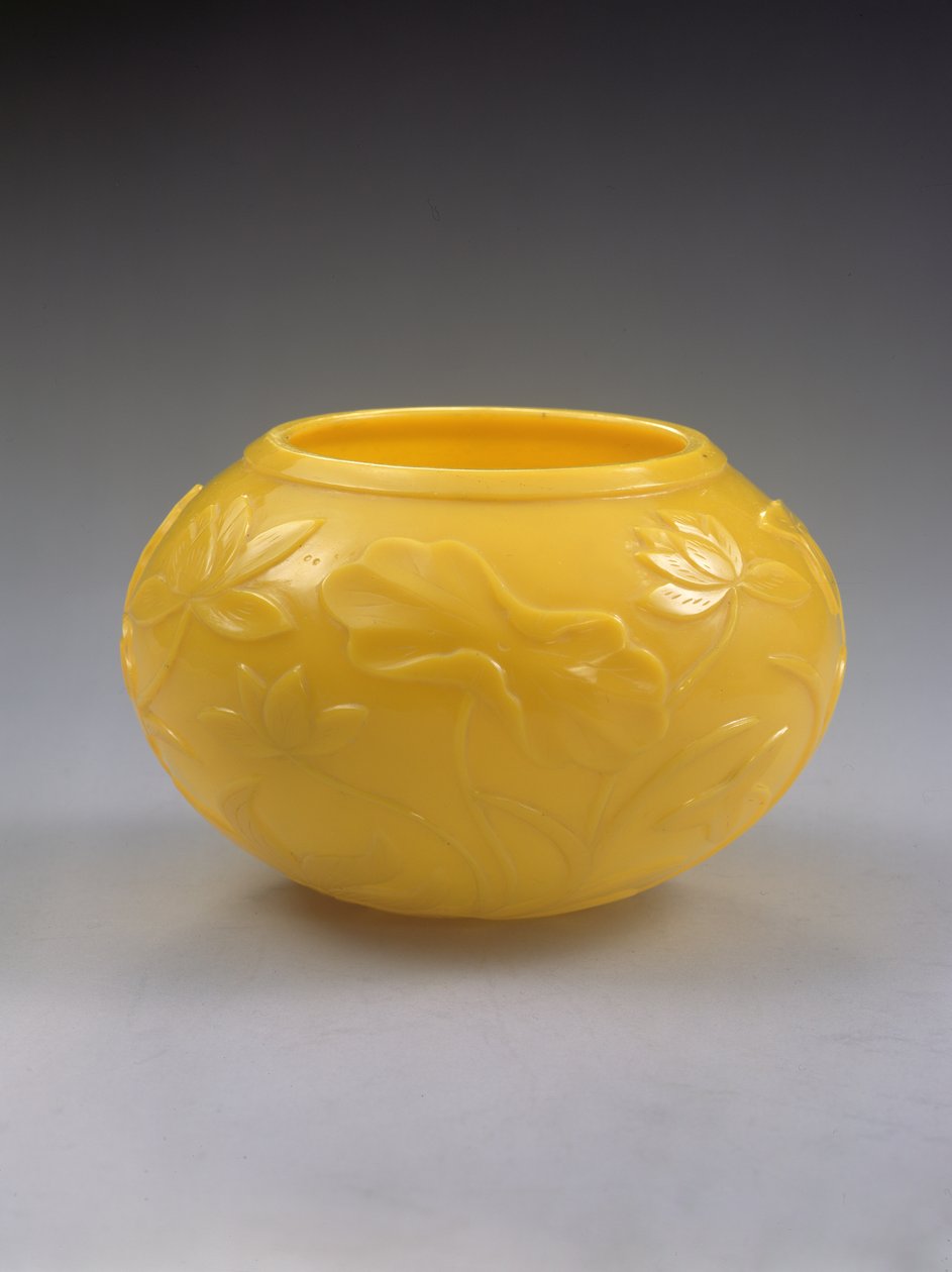 Bol sculpté, période Qianlong (1736-95) (verre coloré) - Chinese School