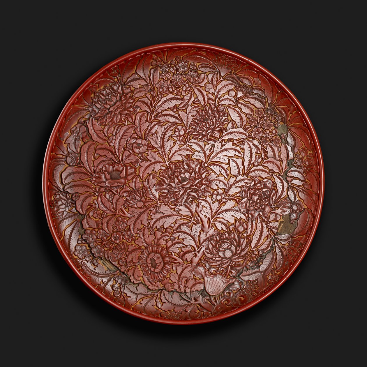 Plat sculpté portant la marque de Xuande (1426-36) à la base, chinois - Chinese School