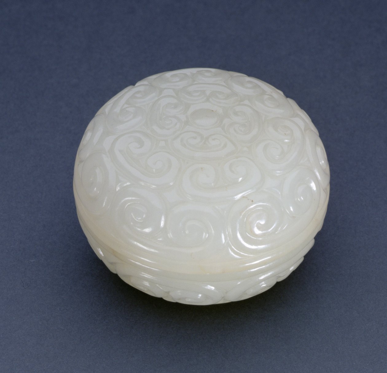 Boîte circulaire pour pâte à sceau de style Guri avec volutes de lingzhi, dynastie Ming (pierre blanche) - Chinese School