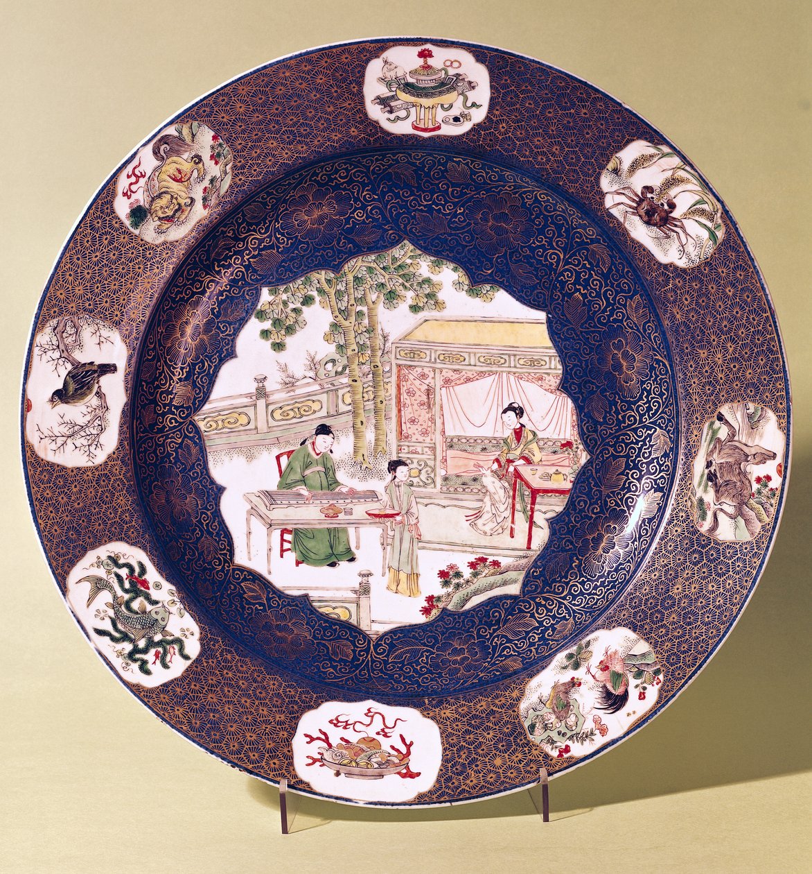 Plat circulaire avec une scène musicale, Période Kangxi (1662-1722) - Chinese School