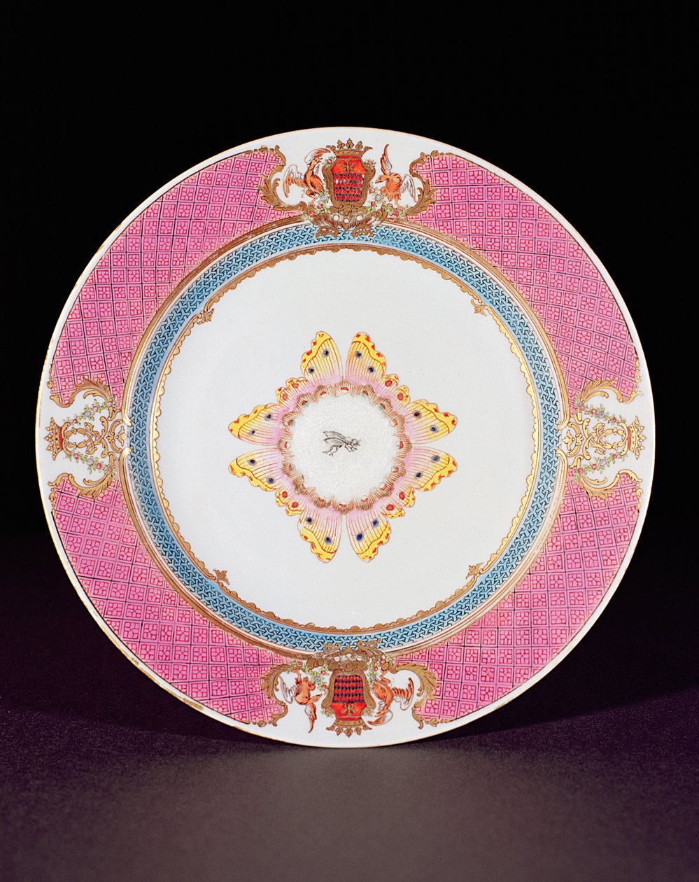 Assiette de dîner peinte en émaux Famille Rose avec les armes des Grimaldi di Castro, période Yongzheng (1723-35) vers 1735 - Chinese School