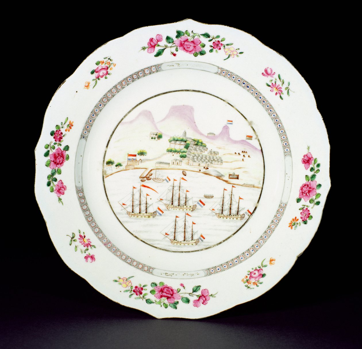Assiette de dîner peinte en émaux Famille Rose montrant Table Mountain et quatre navires arborant le drapeau néerlandais au large du Cap de Bonne-Espérance, période Qianlong (1736-95) vers 1770 - Chinese School