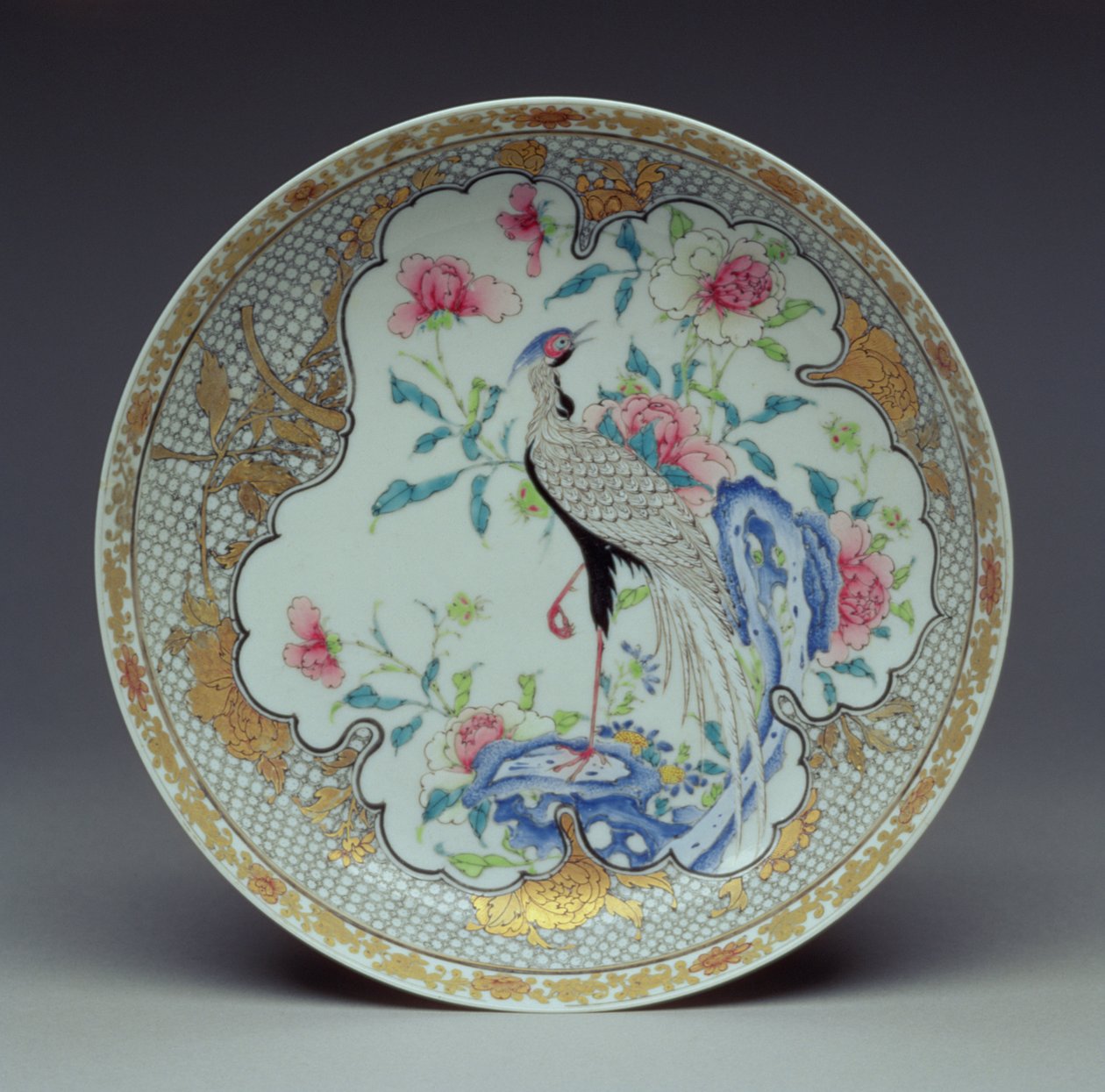 Plat peint avec un oiseau à longue queue, des rochers et des fleurs, période Yongzheng, 1725-35 - Chinese School