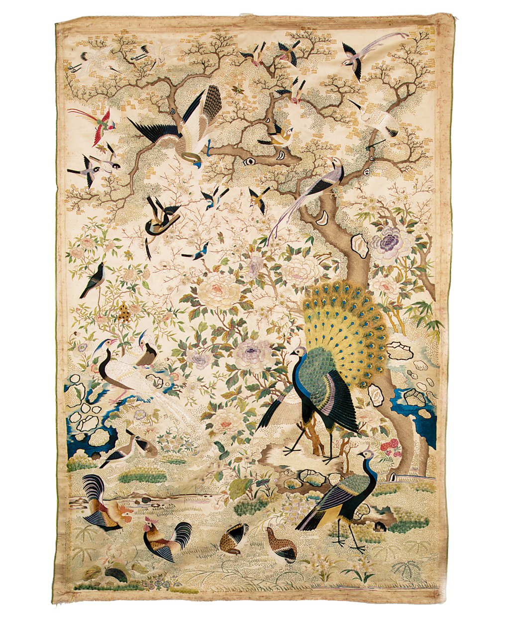 Panneau brodé avec une paire de paons et de nombreux autres oiseaux sous un arbre noueux avec des pivoines et des fleurs de prunus, Canton - Chinese School