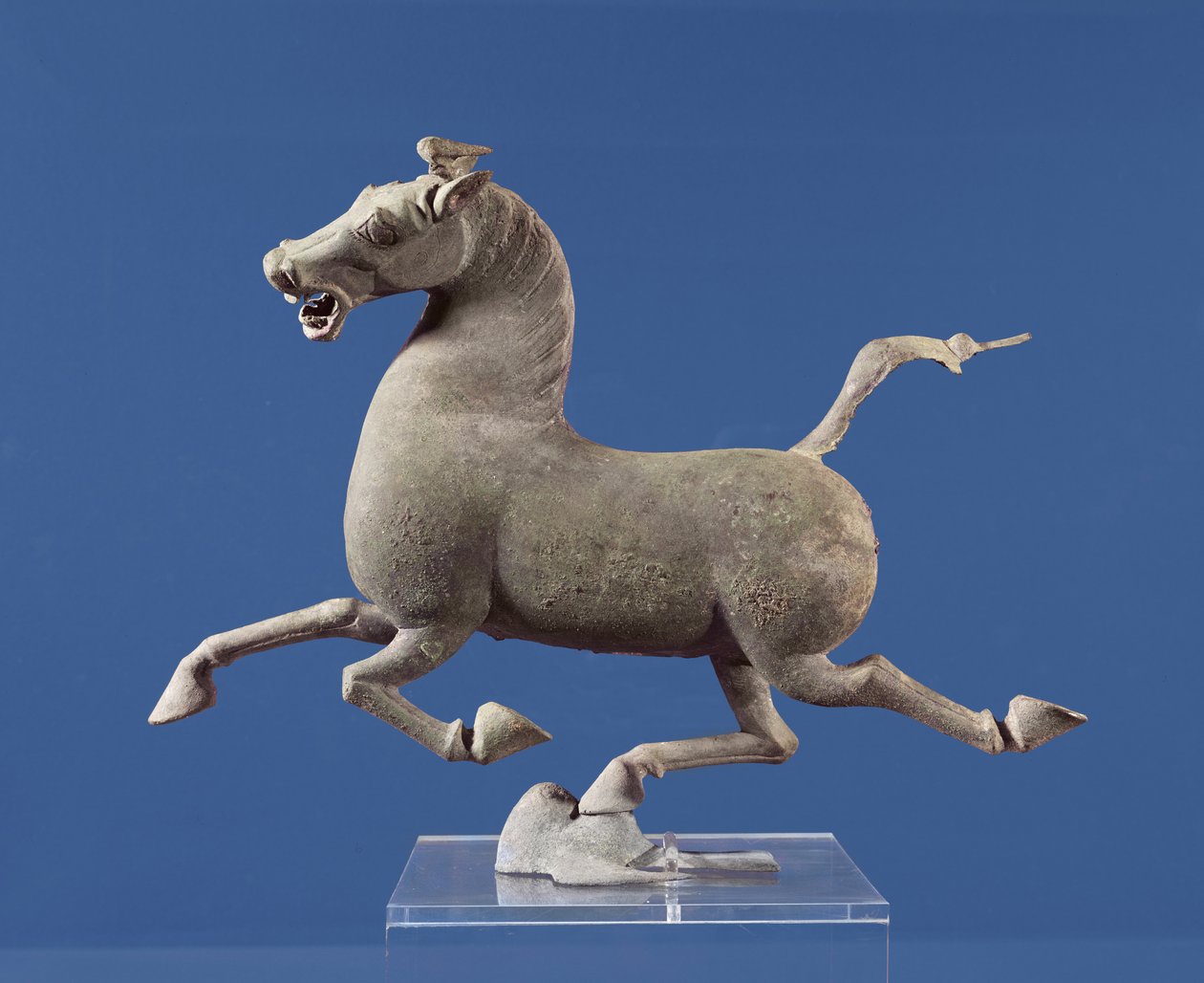 Cheval au galop avec un sabot reposant sur une hirondelle, du tombeau à Wu-wei, Kansu, Dynastie Han orientale - Chinese School