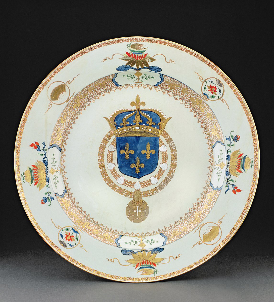 Grand plat armorial avec les armoiries du roi de France, vers 1730 - Chinese School