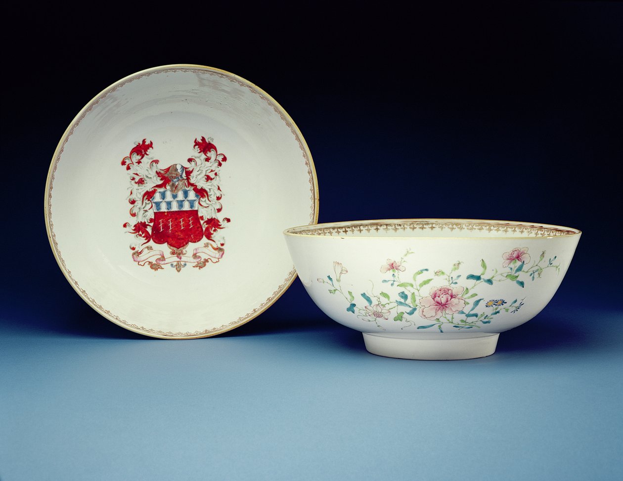 Paire de bols décorés en émaux Famille Rose avec les armes de Joynes, période Yongzheng (1723-35) - Chinese School