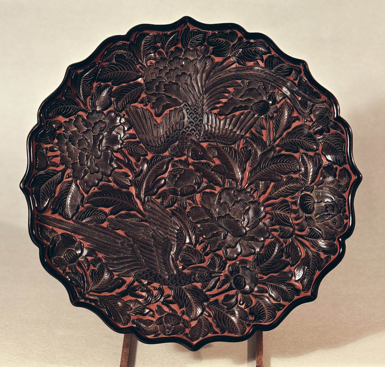 Assiette avec motifs floraux et deux oiseaux, Dynastie Yuan (1271-1368) - Chinese School