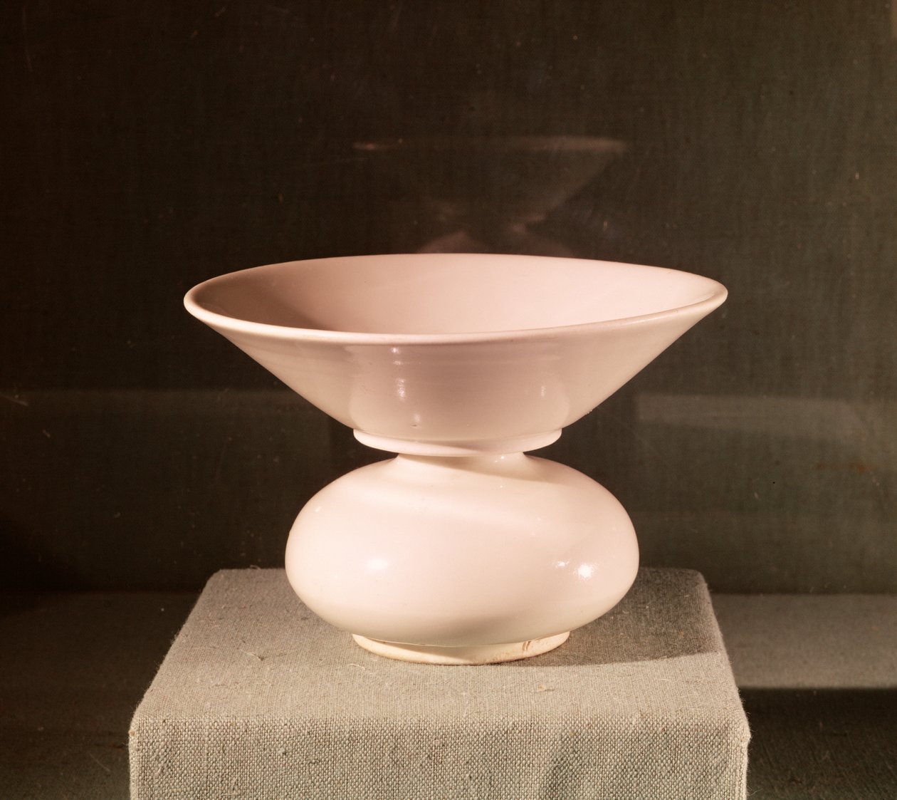 Crachoir en porcelaine, de Xian, Shaanxi, Dynastie Tang (618-907 AD) - Chinese School