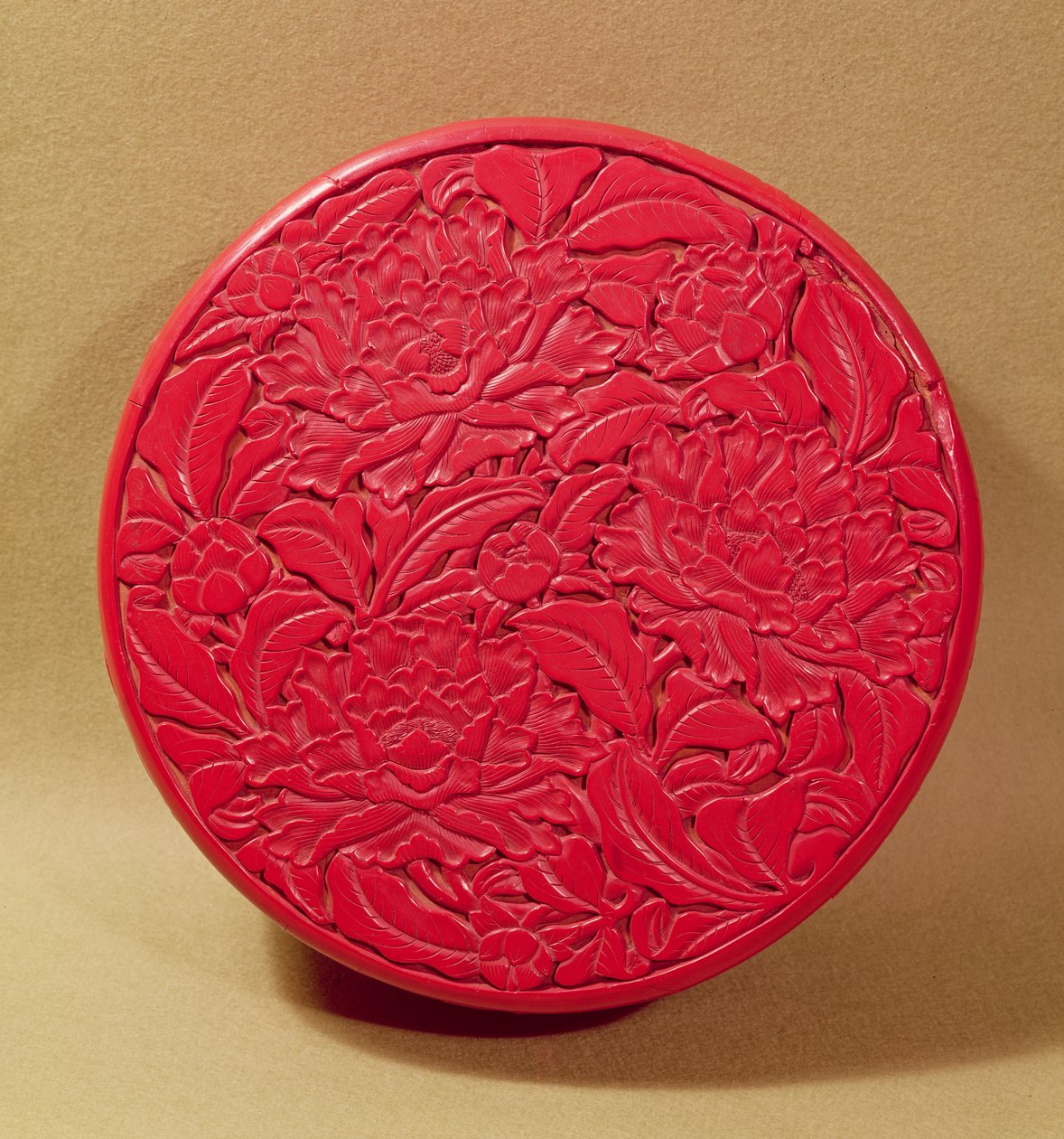 Boîte en laque rouge décorée de pivoines, c.1426-35 - Chinese School