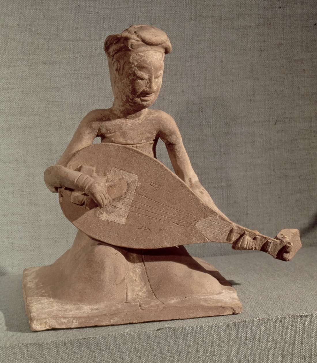 Musicien assis jouant du luth, de la tombe du général Chang Sheng, Anyang, Honan, dynastie Sui, 595 AD - Chinese School