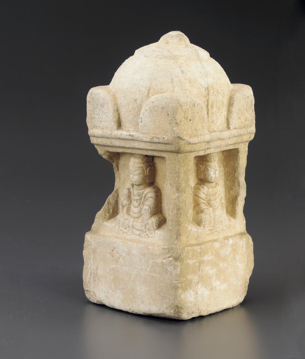 Petite stupa, toit en dôme et figures bouddhistes occupant des niches sur les 4 faces, piédestal carré, Période de Division, 557-581 - Chinese School