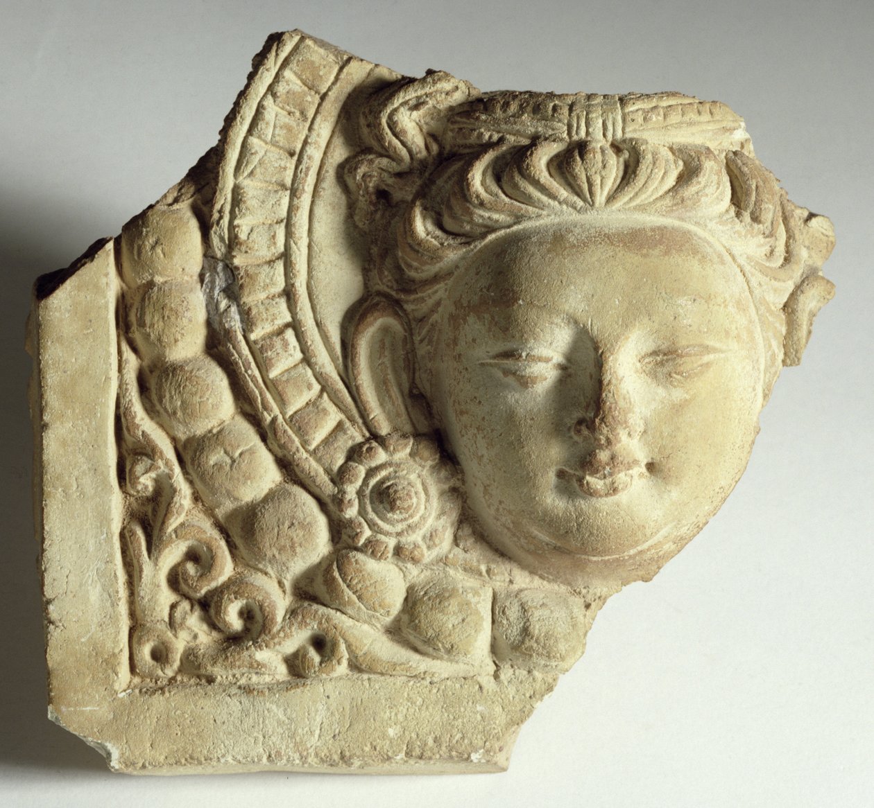 Tuile avec tête de Bodhisattva, Mingoi, VIe-VIIe siècle (stuc) - Chinese School