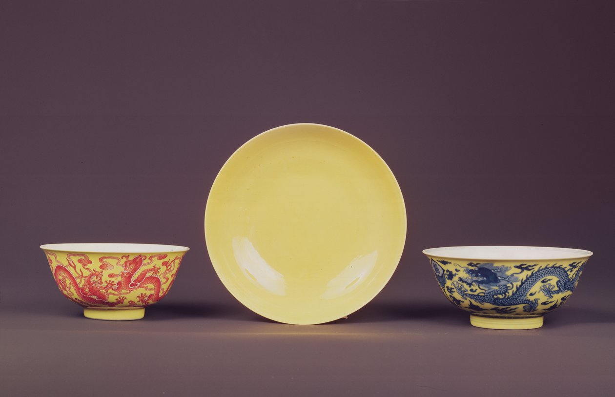Bol jaune avec dragons rouge-de-fer, période Qianlong (1736-95) (céramique) - Chinese School