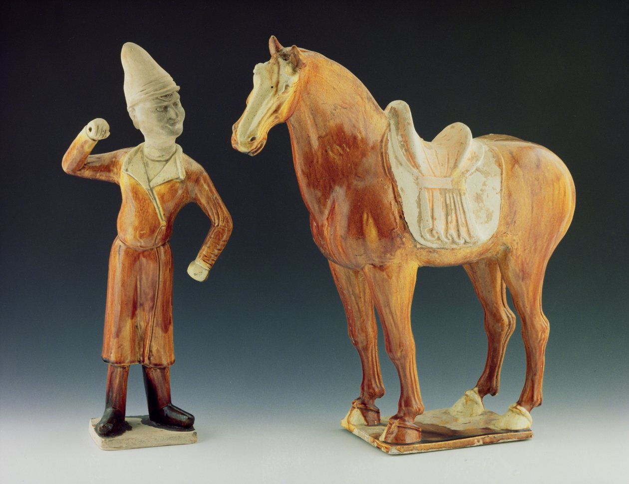 Figure de groom portant un manteau et un chapeau à visière avec un cheval sellé, dynastie Tang 618-906 - Chinese School Chinese School