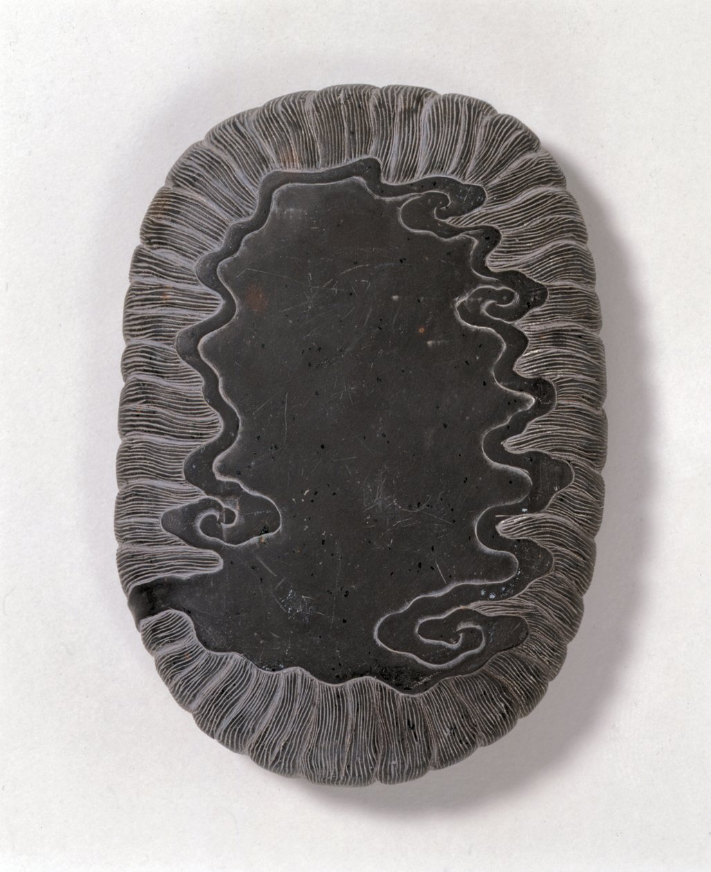 Pierre à encre sculptée avec des motifs de vagues, probablement dynastie Ming - Chinese School Chinese School